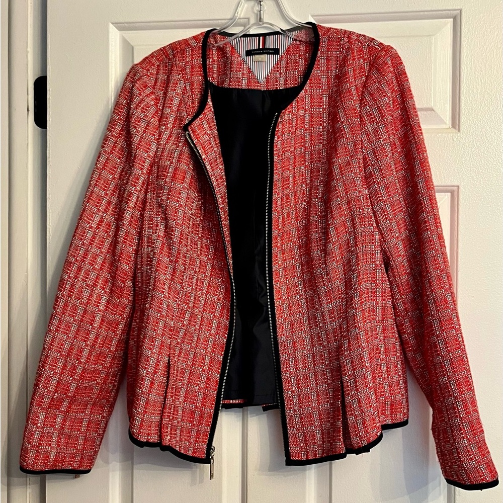Tommy Hilfiger women’s gorgeous suit jacket. Like new!